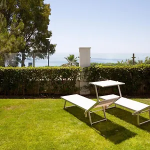 Frontline Ground Floor With Private Garden, Doncella Beach. Apartamento Estepona